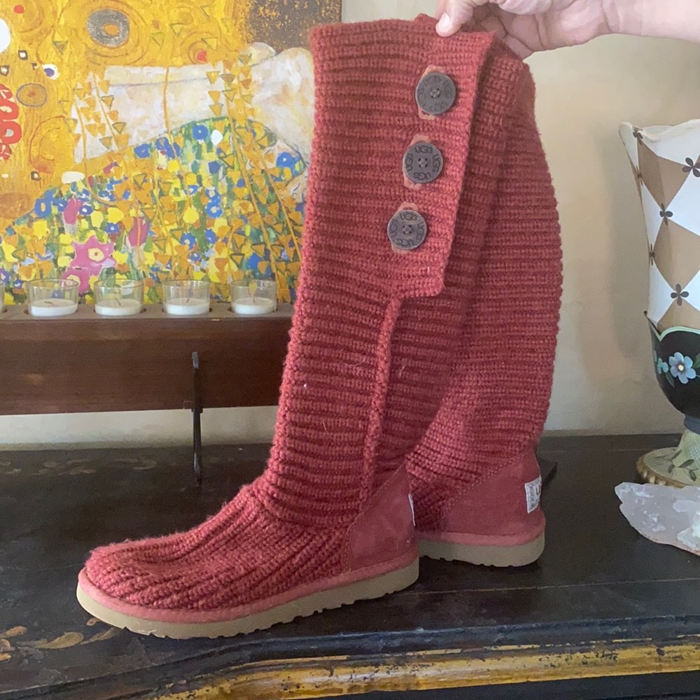 Red/wine colored sweater Ugg’s.